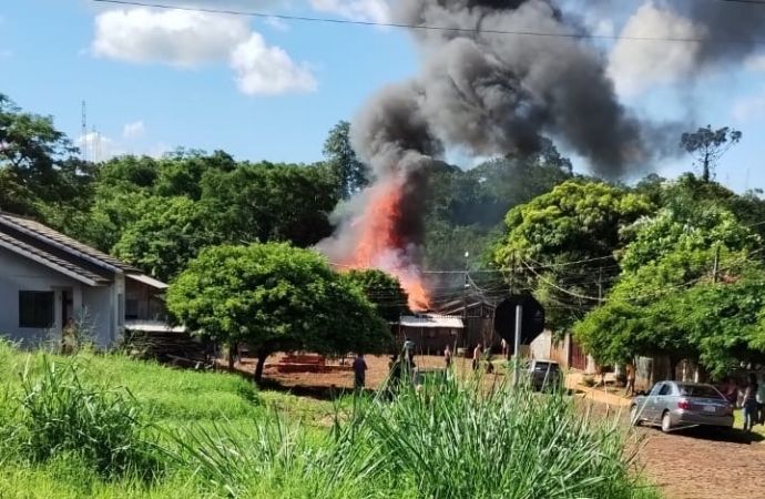 Incêndio destrói residência no bairro Jardim Social em São Miguel do Iguaçu