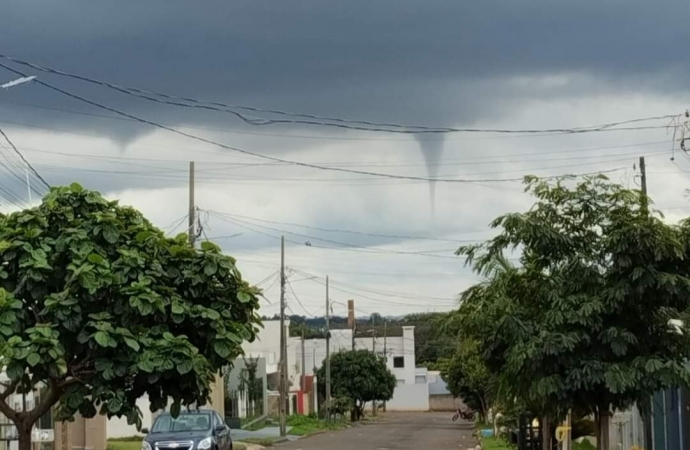 Internautas flagram formação de nuvens em forma de funil em Medianeira