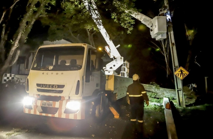 Mais de 900 profissionais da Copel estão atuando para restabelecer a energia nos municípios afetados pela chuva