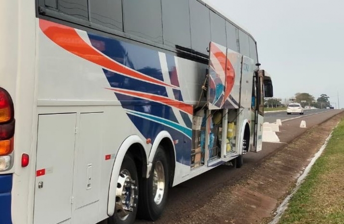 Mais de meio milhão em mercadorias descaminhadas e contrabandeadas são apreendidos pela Receita Federal em ônibus de turismo