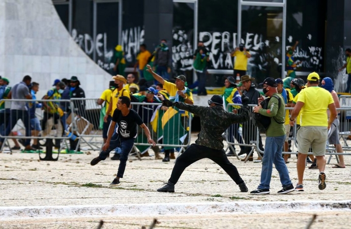 Manifestantes invadem Congresso, Planalto e STF