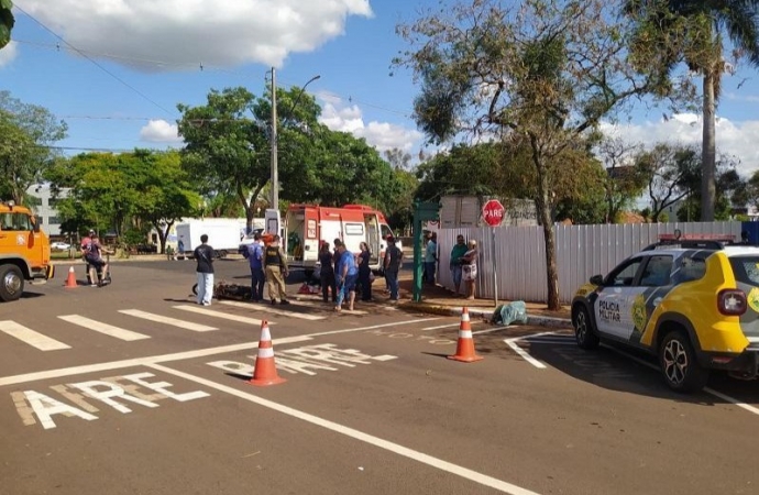 Motociclista fica ferida após colisão com automóvel no centro de Santa Helena