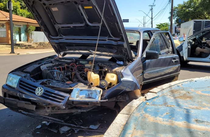 Motorista colide em Monumento no centro de Santa Helena e é encaminhado para hospital