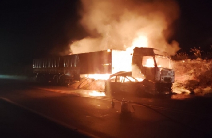 Motorista morre carbonizado após grave acidente entre carreta e carro no PR