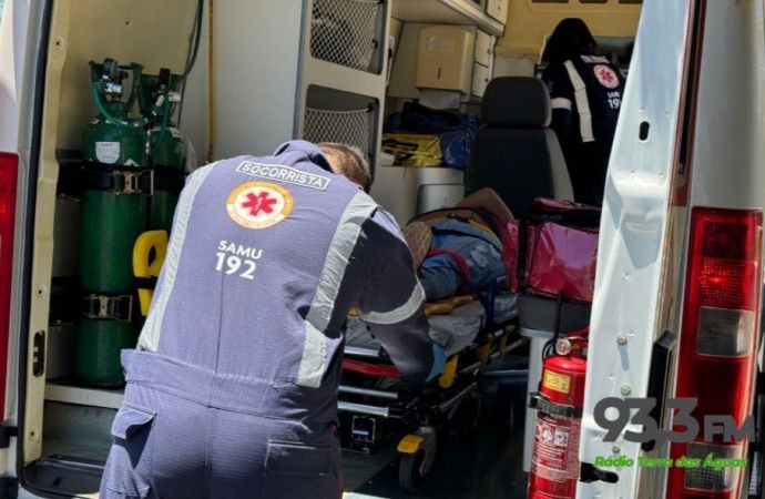 Mulher fica ferida em queda de moto na Av. Brasil em Santa Helena