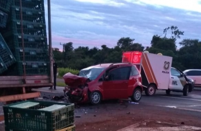 Mulher morre em forte batida entre caminhão e carro na BR 277 em Céu Azul