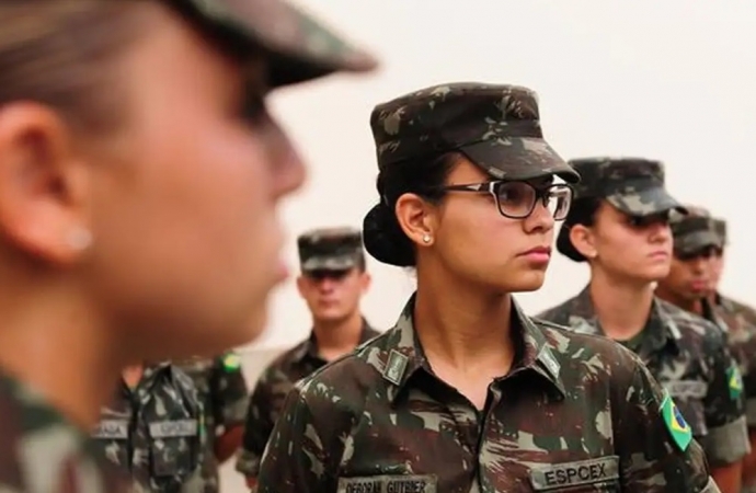 Mulheres poderão se alistar no serviço militar aos 18 anos