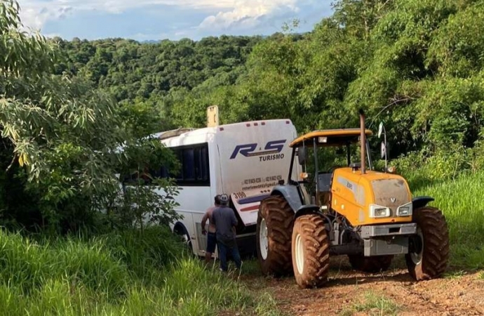 Ônibus de compristas é alvo de assalto na BR-277