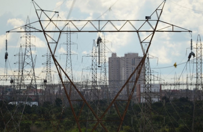 ONS reduz carga de linhas e adia manutenção em sistema elétrico