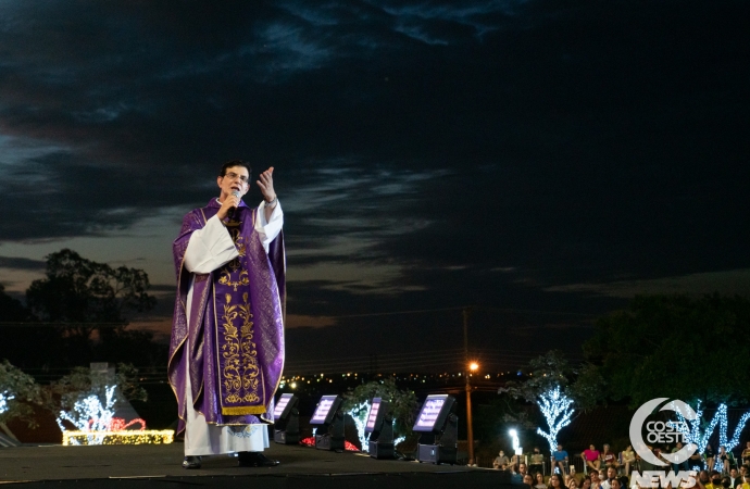 Padre Reginaldo Manzotti emociona público em show no Gramadão da Vila A, em Foz