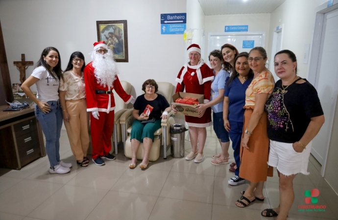 Papai e Mamãe Noel do Provopar faz a alegria de internados no Hospital Nossa Senhora de Fátima