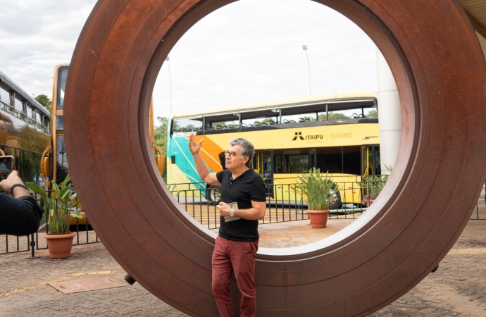 Paulo Betti conhece Itaipu, planta árvore no Bosque dos Visitantes e relembra episódio da infância