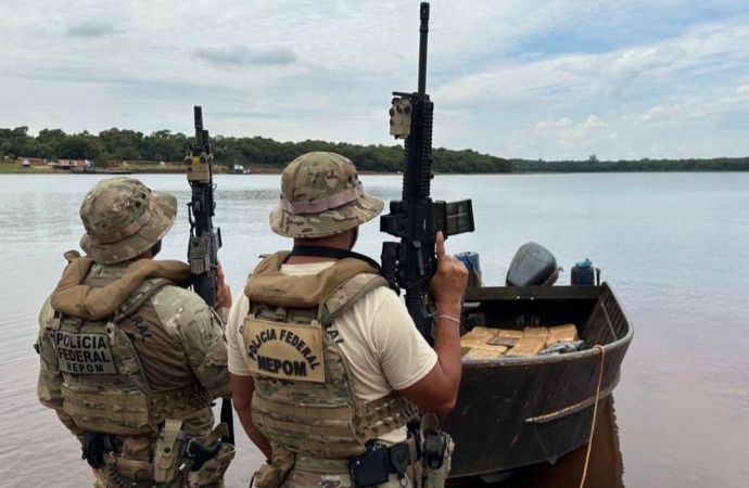 PF e PM apreendem embarcação com 500 kg de droga em Santa Helena