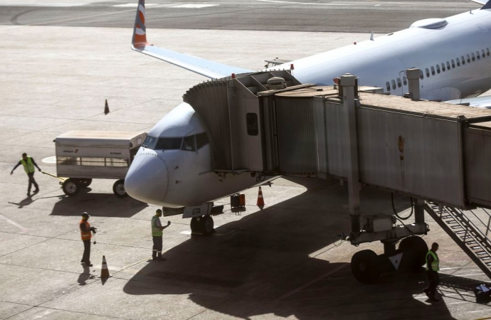 Pilotos e comissários de voo decretam greve para próxima segunda-feira (19)