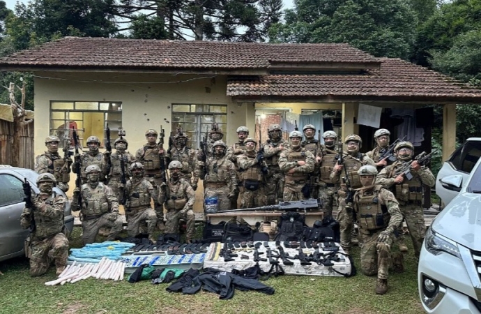 Polícia encontra arsenal com grupo que preparava assalto e 6 suspeitos morrem no Paraná