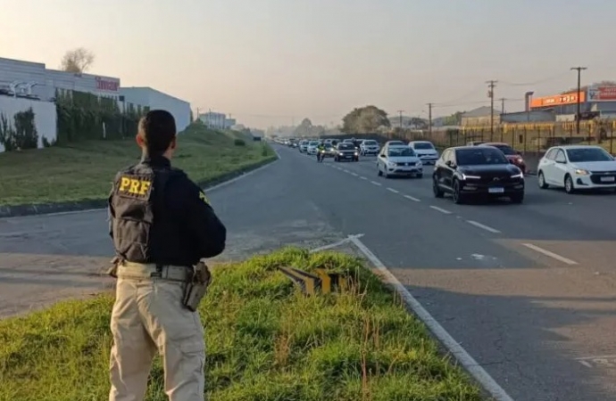 Polícia flagra em um só dia 135 carros transitando no acostamento das BRs 116 e 277