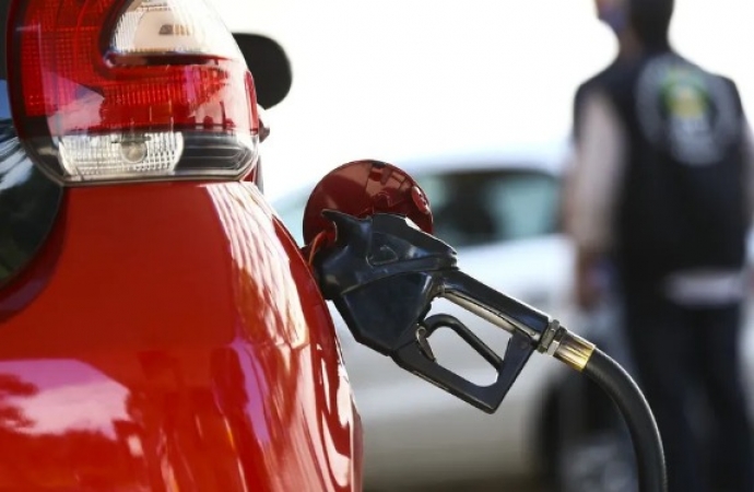 Preço médio da gasolina cai pela 8ª semana seguida nos postos, diz ANP