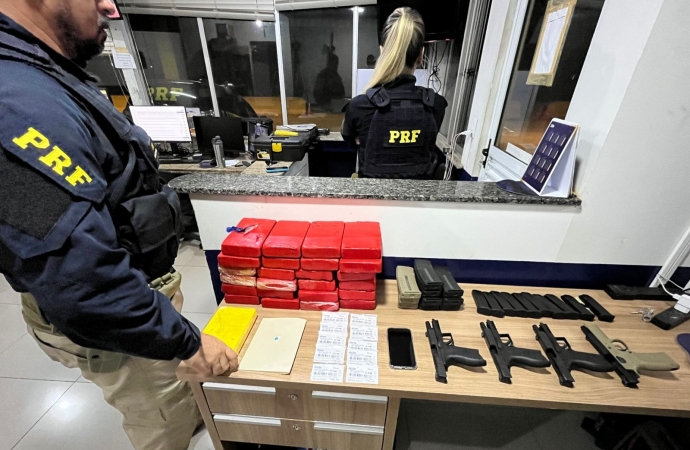 PRF apreende, em Céu Azul, armas e cocaína em veículo que seguia para Londrina