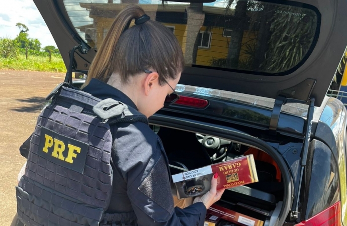 PRF apreende, em Santa Terezinha de Itaipu (PR), carro com cigarros de luxo contrabandeados