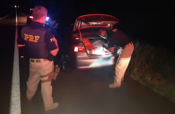 PRF prende em Céu Azul casal que transportava grande quantidade de maconha em carro roubado