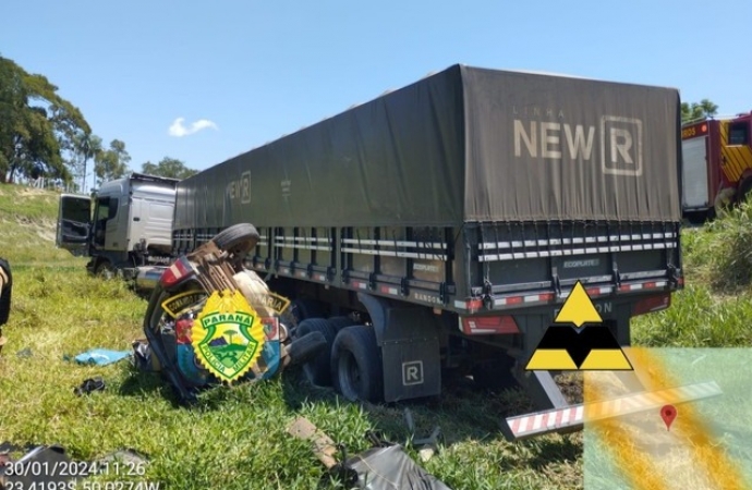 Quatro pessoas morrem em batida frontal entre carro e caminhão no Paraná