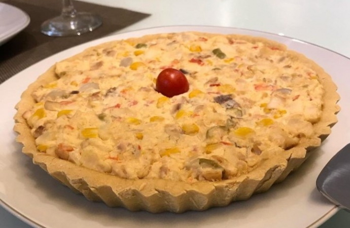 Quiche de grão-de-bico recheado com peixe e ricota