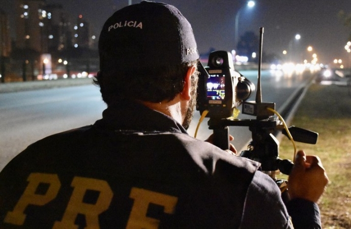 Radares da PRF flagram mais de mil motoristas por dia durante feriadão no Paraná