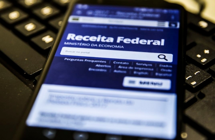 Receita paga hoje lote residual de restituição do IRPF