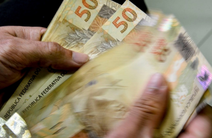 Salário mínimo de R$ 1.320 começa a valer hoje (01)