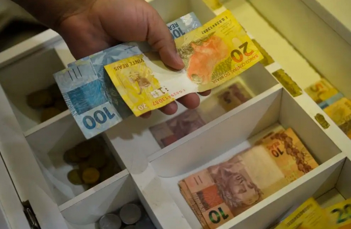 Salário mínimo de R$ 1.412 entra em vigor nesta segunda-feira