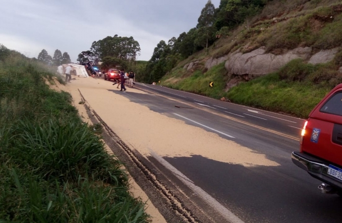 Samu atende vítimas de acidente na BR-277, próximo ao trevo de acesso a Diamante do Sul