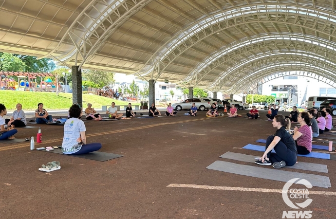 Sicredi promove aula de Yoga para mulheres em São Miguel do Iguaçu