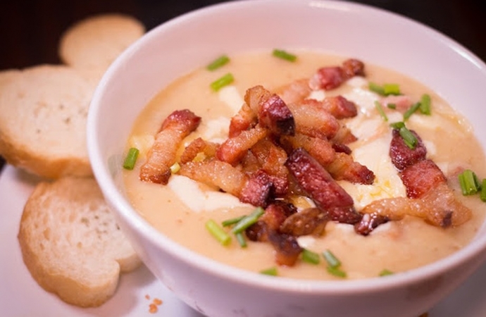 Caldo cremoso de batata com bacon