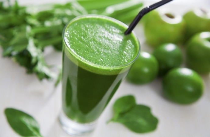 Suco verde de couve, limão e pepino