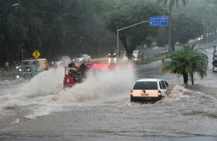 Temporal atinge Umuarama, forma enxurradas, arrasta veículos e invade comércios