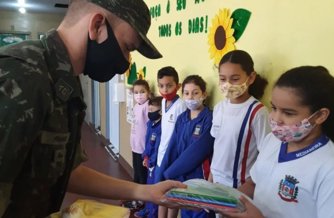 Tiro de Guerra de Medianeira entrega material escolar arrecadado durante campanha