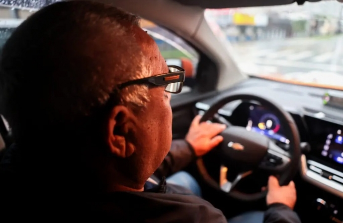 Três entre cada 10 motoristas paranaenses precisam de óculos ou lentes de contato para dirigir