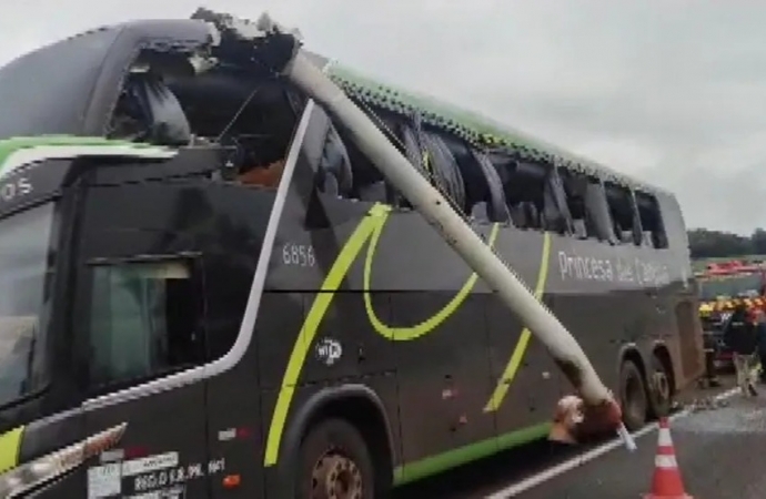 Três passageiros ficam feridos após peça se soltar de caminhão e atingir ônibus na BR-277, em Cascavel