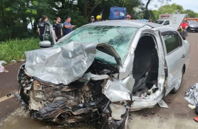 Três pessoas morrem e outras duas ficam gravemente feridas após batida entre dois carros, em Corbélia