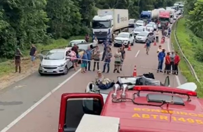 Uma pessoa morre e outra fica ferida em acidente na BR-277; pista está interditada