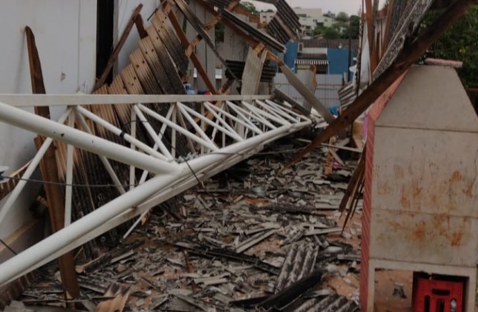 Ventos fortes derrubam guindaste de obra no centro de Medianeira