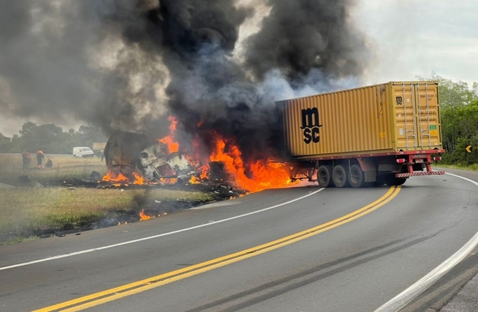 Viaturas do Depen podem ter causado acidente com duas carretas na BR-227; um caminhoneiro morreu