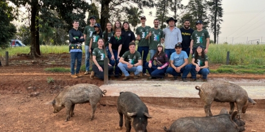 Acadêmicos de Zootecnia visitam a Fazenda Taquari, produtora da raça Porco Moura no Paraná