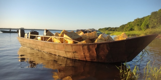 Ação conjunta apreende embarcação com 100 caixas de cigarros estrangeiros contrabandeados no Lago de Itaipu, em Missal