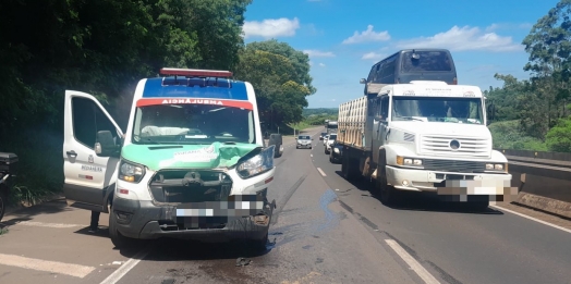 Acidente com ambulância na BR-277 deixa motorista ferido