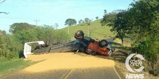 Acidente com caminhão interdita a PR 488 entre Santa Helena e Diamante D