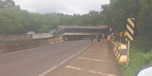 Acidente com caminhão interdita totalmente a BR-277 em Medianeira