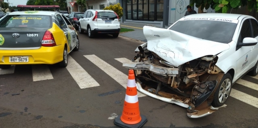 Acidente de trânsito causa susto e danos no centro de Medianeira