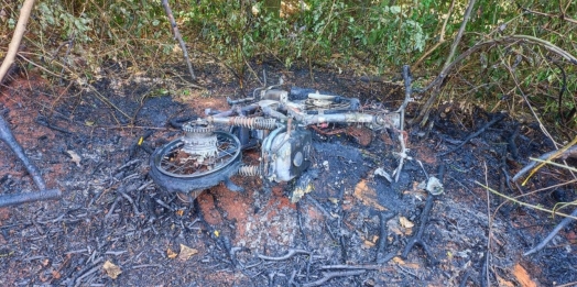 Acidente deixa jovem ferida e motocicleta pega fogo na PR 317 em Santa Helena