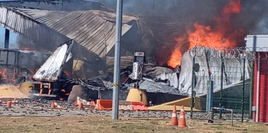 Acidente deixa três mortos e incendeia praça de pedágio em Goiás